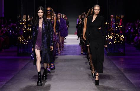 sfilata versace 22 settembre 2023|La sfilata di Versace alla Milano Fashion Week: in passerella .